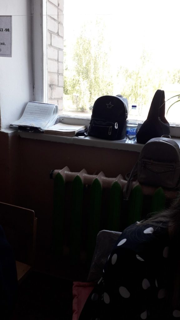 г
