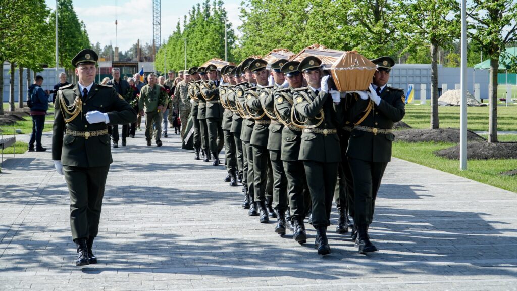 З військовими почестями: на Національному військовому кладовищі провели в останню путь 16 Захисників України