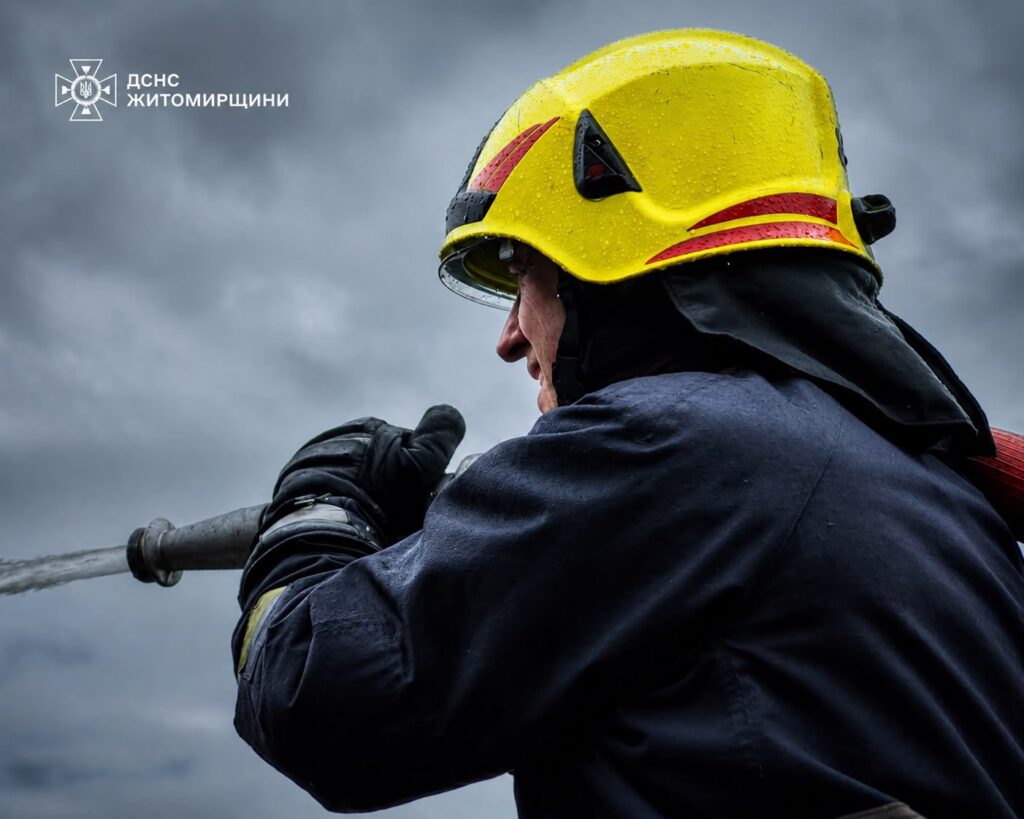 Удар по Житомирщині: ліквідовано масштабну пожежу на підприємстві, пошкоджено житло