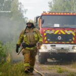 Попри загрозу повторних ударів: рятувальники загасили паливний об’єкт та сухостій після обстрілу