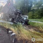 ДТП на Житомирщині: мікроавтобус зіткнувся з вантажівкою, яка після цього перекинулася у кювет