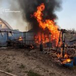 На Житомирщині вогонь знищив дерев’яну господарчу будівлю: рятувальники запобігли поширенню полум’я на будинки