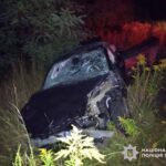 Нічна ДТП на трасі Київ – Чоп: автівка Tesla врізалася в бетонний блок і перекинулася, є поранена