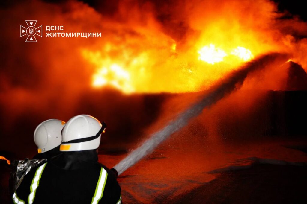 Обстріл Житомирщини: на місцях влучань у Звягельській та Коростенській громадах спалахнули масштабні пожежі