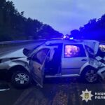 На трасі Київ – Чоп Volkswagen влетів у відбійник та перекинувся на зустрічну смугу: троє поранених