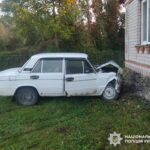 Врізалися у стіну будинку: на Житомирщині нічна поїздка двох неповнолітніх дівчат закінчилася госпіталізацією