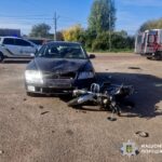 Невдалий поворот: у селищі Хорошів 23-річний водій легковика протаранив 79-річного мотоцикліста