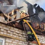 У Радомишлі рятувальники ліквідували пожежу в житловому будинку та врятували сусідню оселю