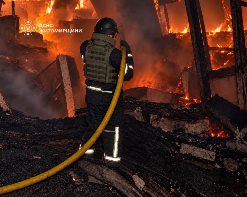 Рятувальники Житомирщини ліквідували наслідки нічного ворожого удару у Коростенському районі