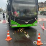 У Житомирі тролейбус збив на пішохідному переході 89-річну жінку: водійці оголосили підозру