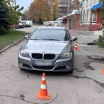 У Звягелі водій BMW здавав назад і збив 54-річну жінку: потерпіла у лікарні